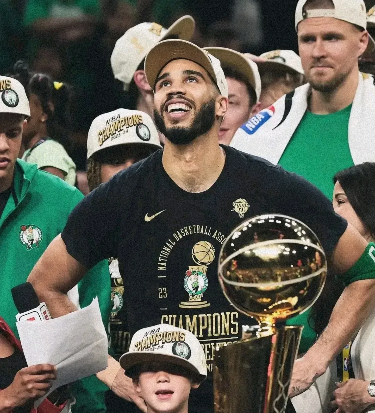 关于凯尔特人新秀表现惊艳，全场观众掌声不断，用户作品评论环境相关但是电脑.的信息