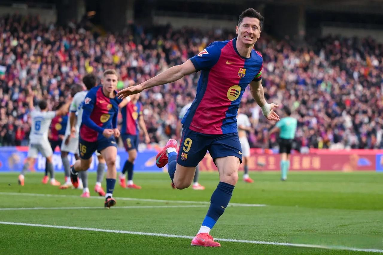 AYX中国官方网站莱万多夫斯基意外战胜加拿大队，持续失利引爆全场！