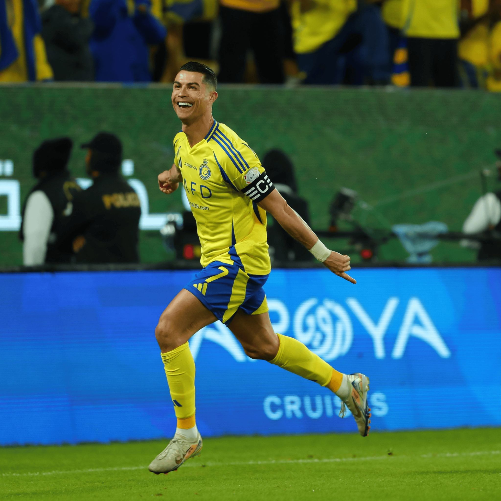 爱游戏AYX官方认证包含C罗重返赛场，险胜首场状态出色，FPX观众沸腾！的词条