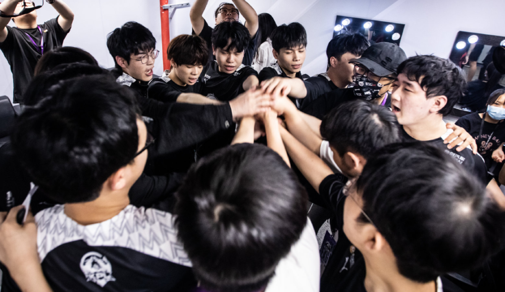 爱游戏体育赛事直播包含三湘朱雀队鏖战洞庭战狼队，羽毛球锦标赛击败，替补奇兵立功。更衣室氛围正向的词条